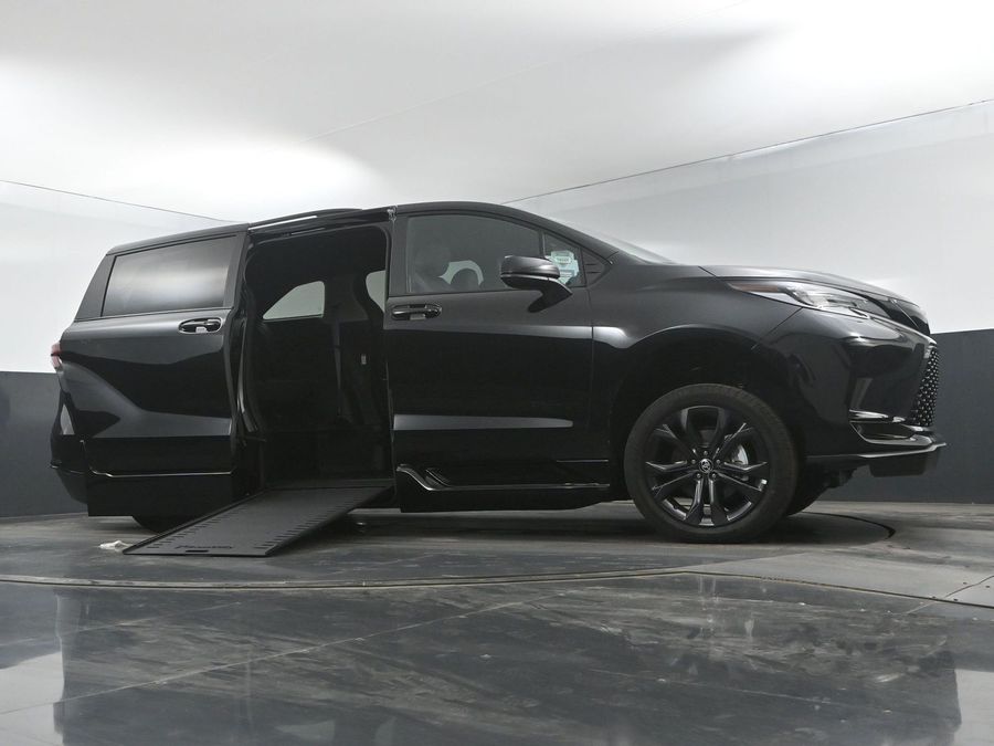 New 2025 Toyota Sienna Hybrid XSE Sport - BraunAbility Side Entry Entry In Floor Automatic Ramp