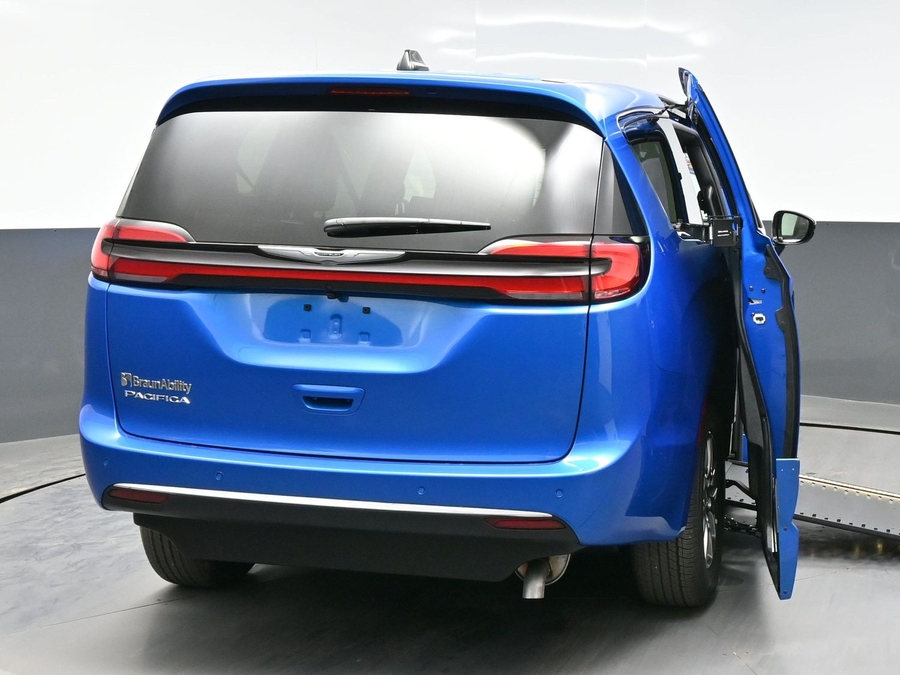 Blue Chrysler Pacifica image number 5