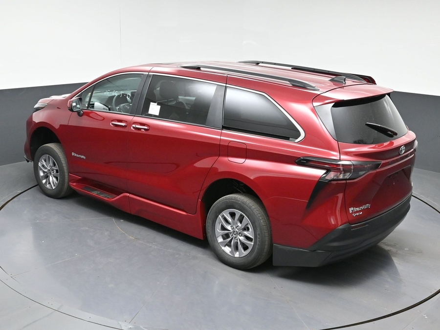 New 2026 Toyota Sienna Hybrid XLE Base - BraunAbility Side Entry In Floor Automatic Ramp