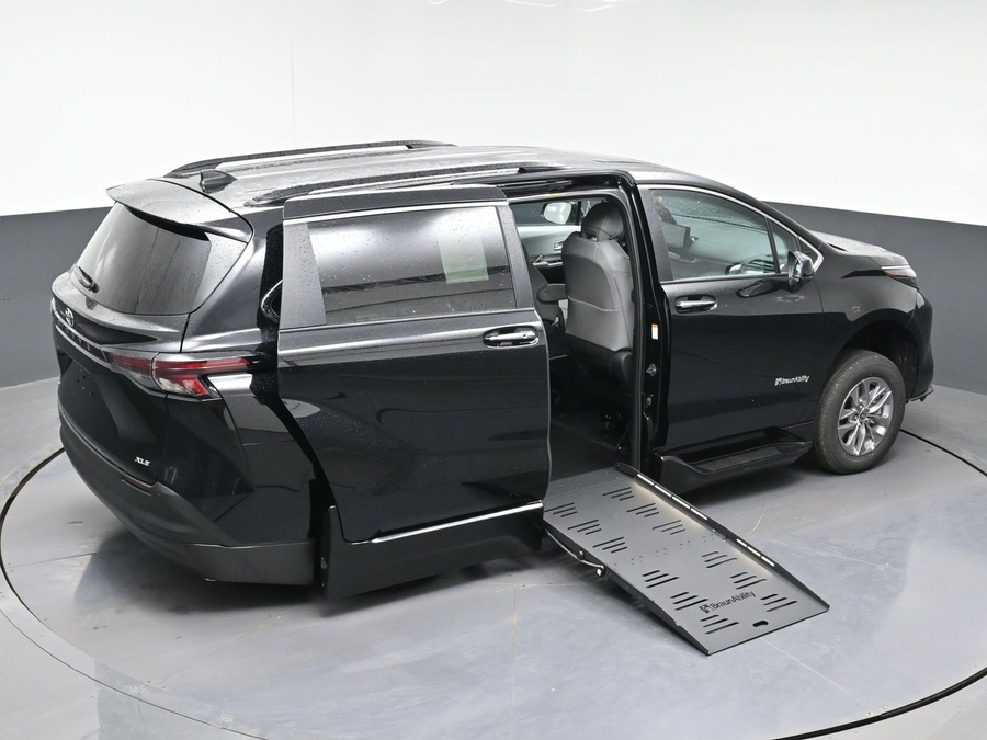 New 2026 Toyota Sienna Hybrid XLE Base - BraunAbility Side Entry Entry Fold Out Automatic Ramp