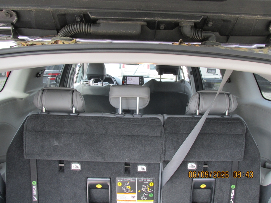 Grey Toyota Sienna image number 10