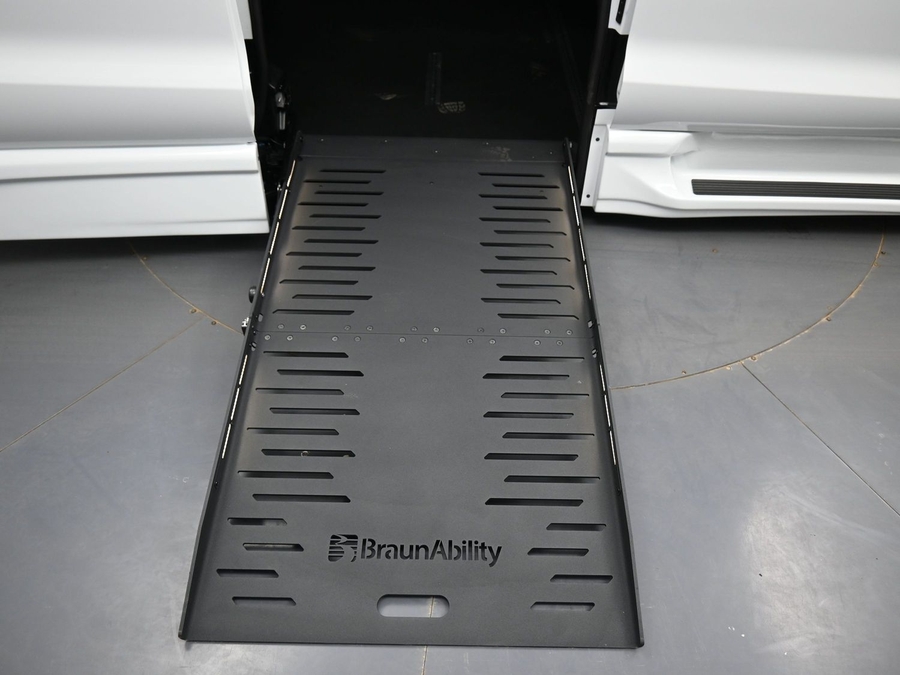 New 2026 Chrysler Pacifica Select Safety - BraunAbility Side Entry Entry Fold Out Automatic Ramp