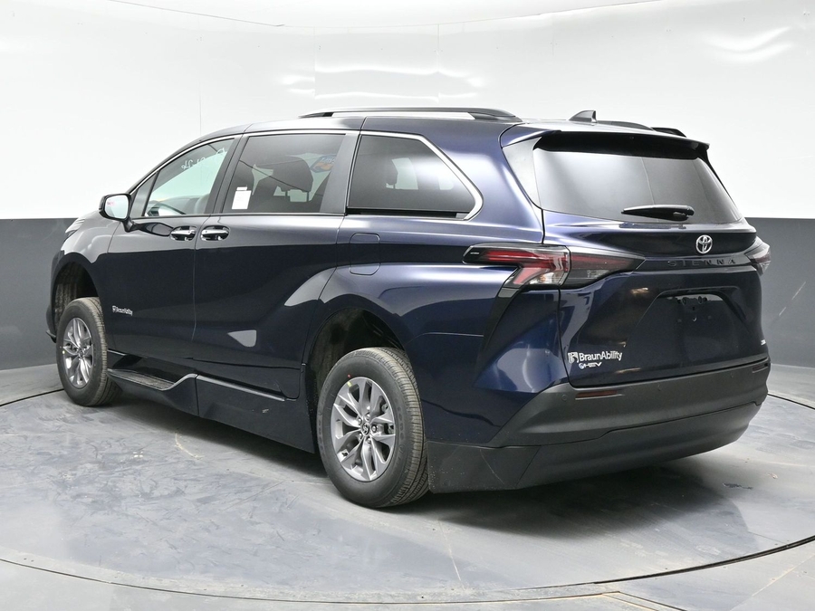 New 2026 Toyota Sienna Hybrid XLE Base - BraunAbility Side Entry Entry Fold Out Automatic Ramp