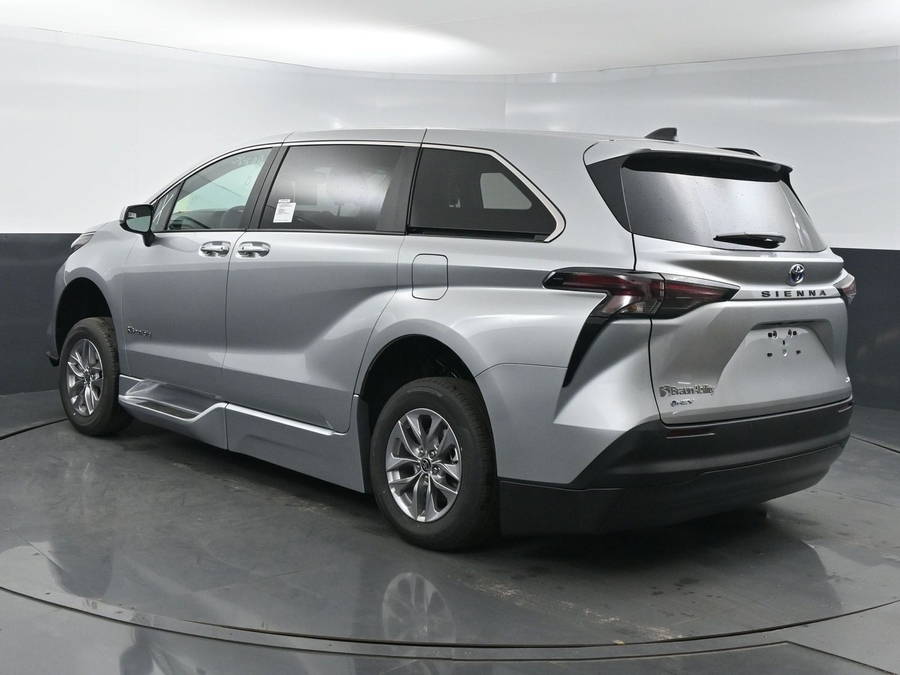 New 2025 Toyota Sienna Hybrid XLE Base - BraunAbility Side Entry Entry Fold Out Automatic Ramp