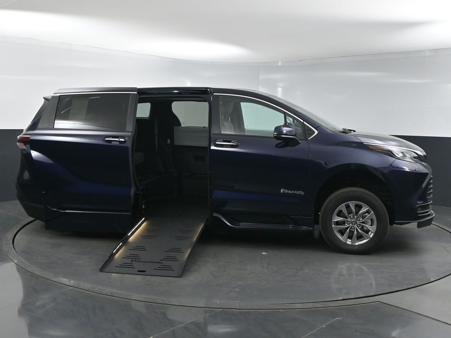 New 2025 Toyota Sienna Hybrid XLE Base - BraunAbility Side Entry Entry Fold Out Automatic Ramp