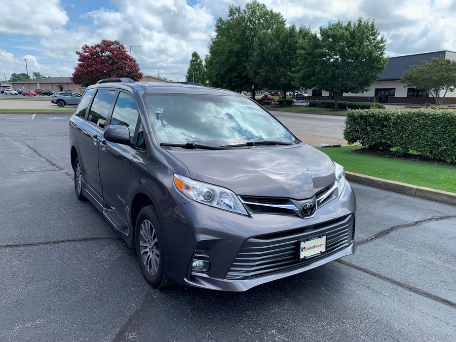 Used 2020 Toyota Sienna XLE - BraunAbility Side Entry In Floor Automatic Ramp