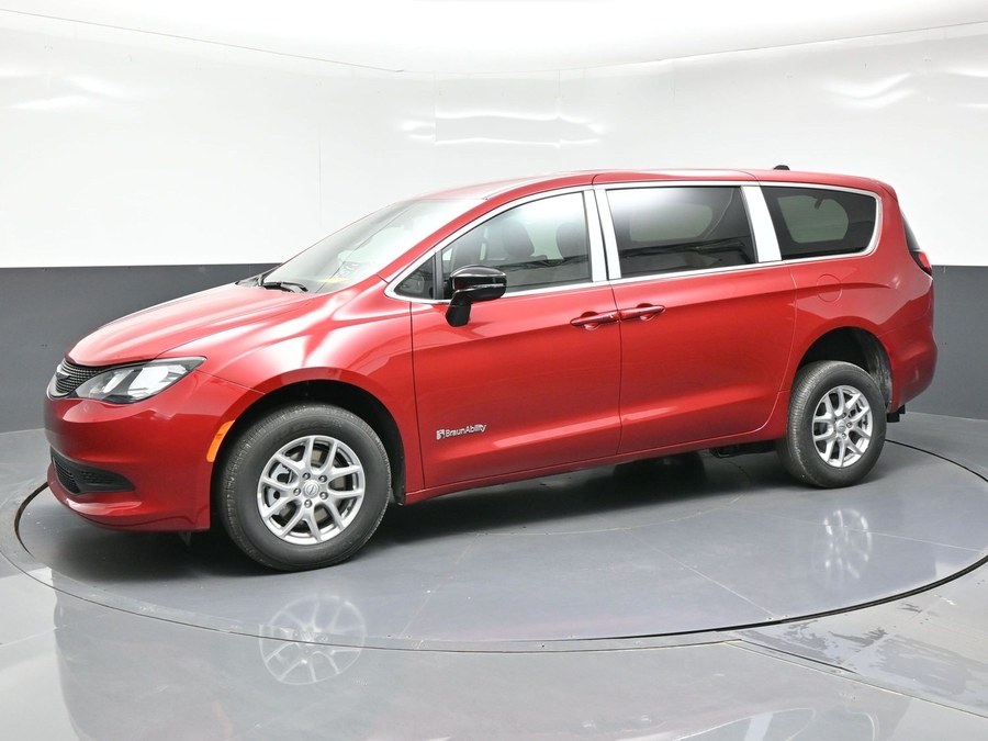 Red Chrysler Voyager image number 1