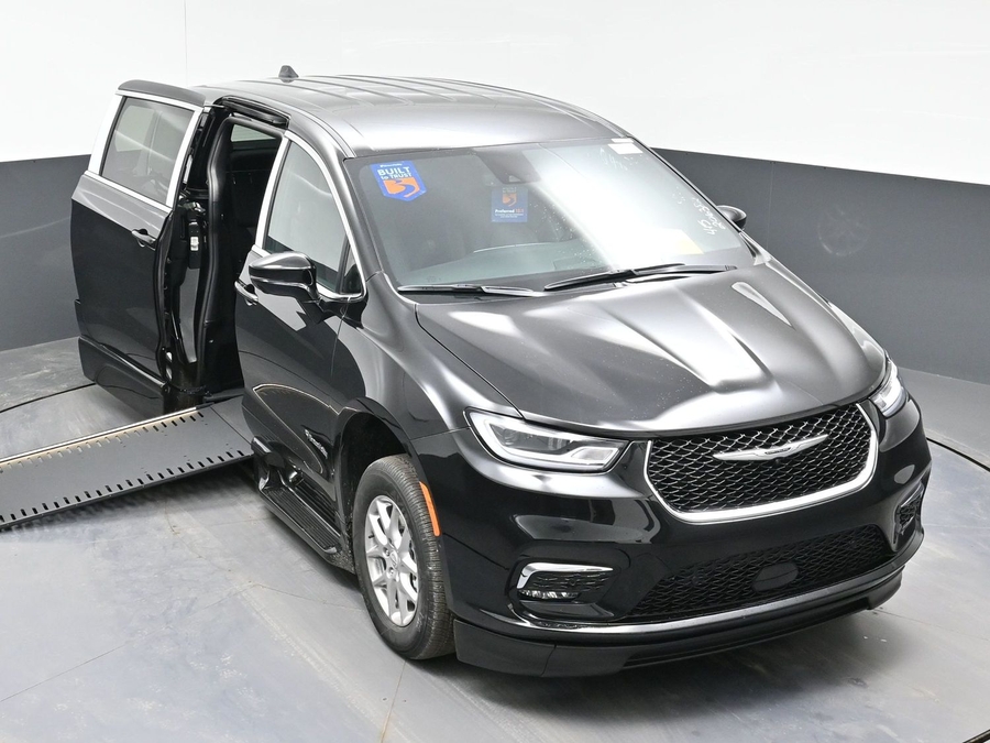 Black Chrysler Pacifica image number 19