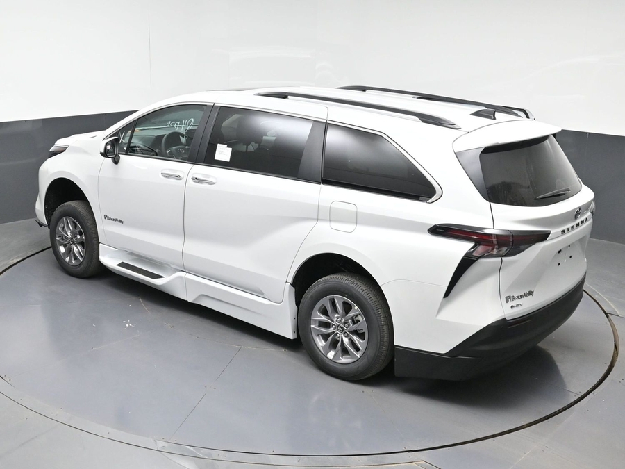 New 2026 Toyota Sienna Hybrid XLE Base - BraunAbility Side Entry Entry In Floor Automatic Ramp