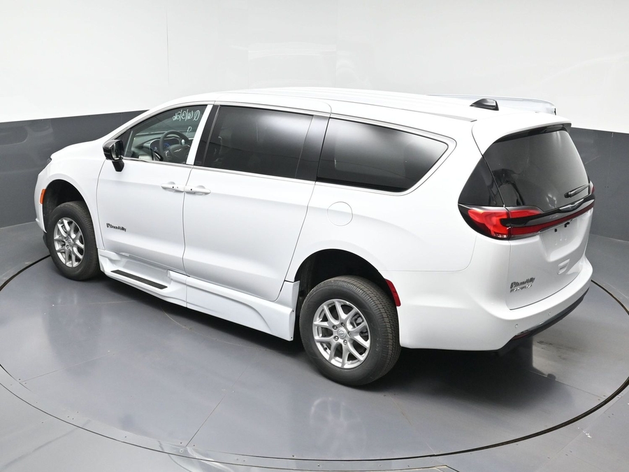 White Chrysler Pacifica image number 23