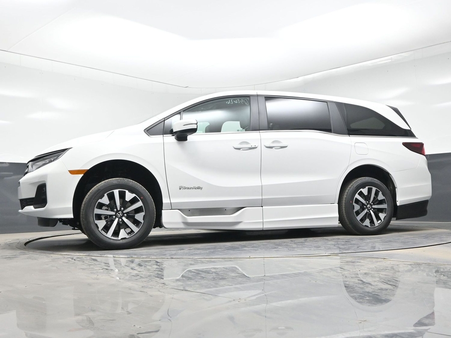 White Honda Odyssey image number 19