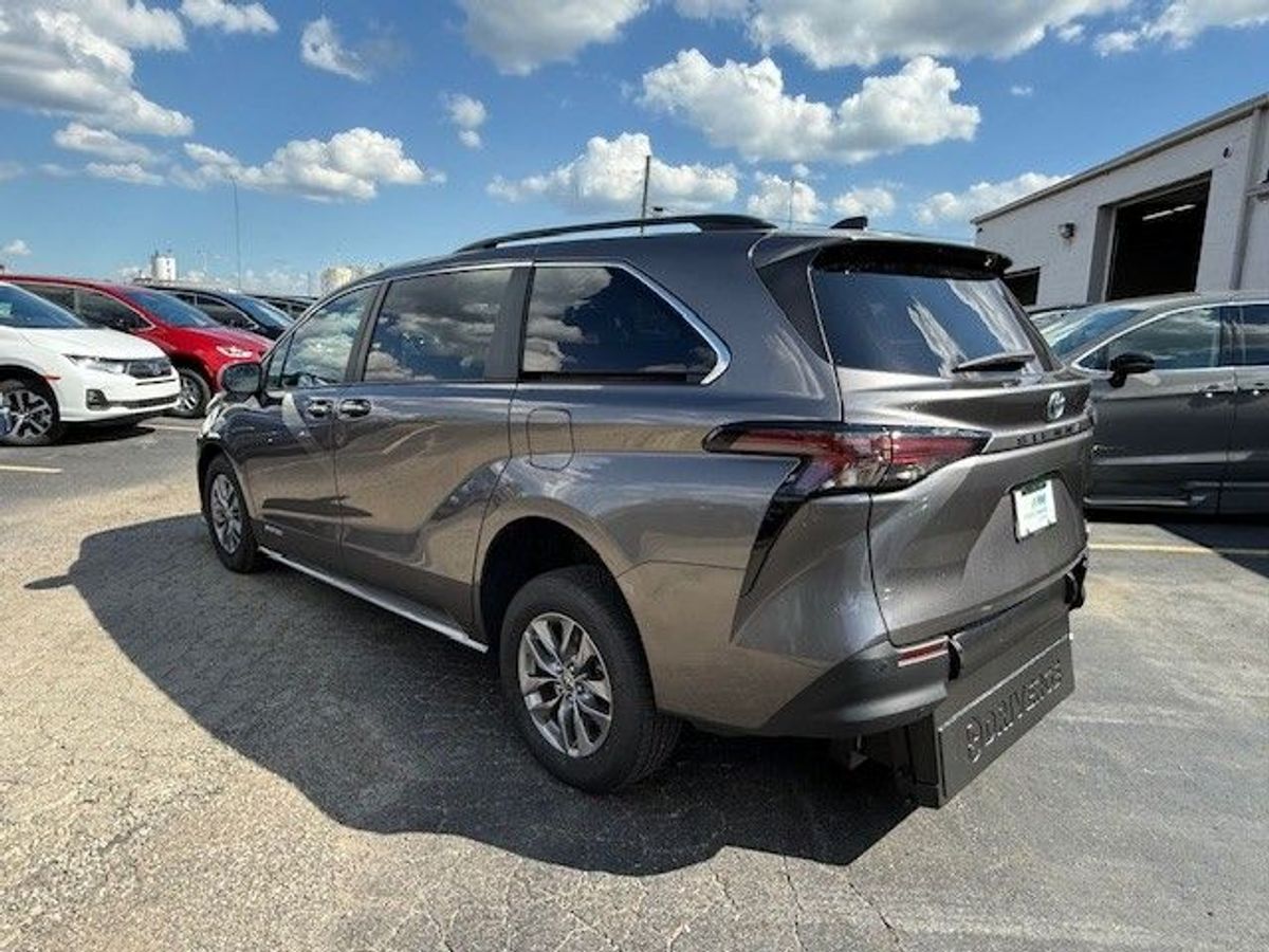 Grey Toyota Sienna image number 5