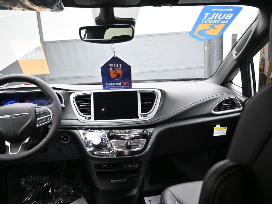 White Chrysler Pacifica image number 12