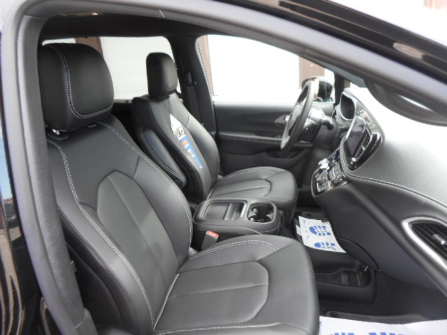 Black Chrysler Pacifica image number 16