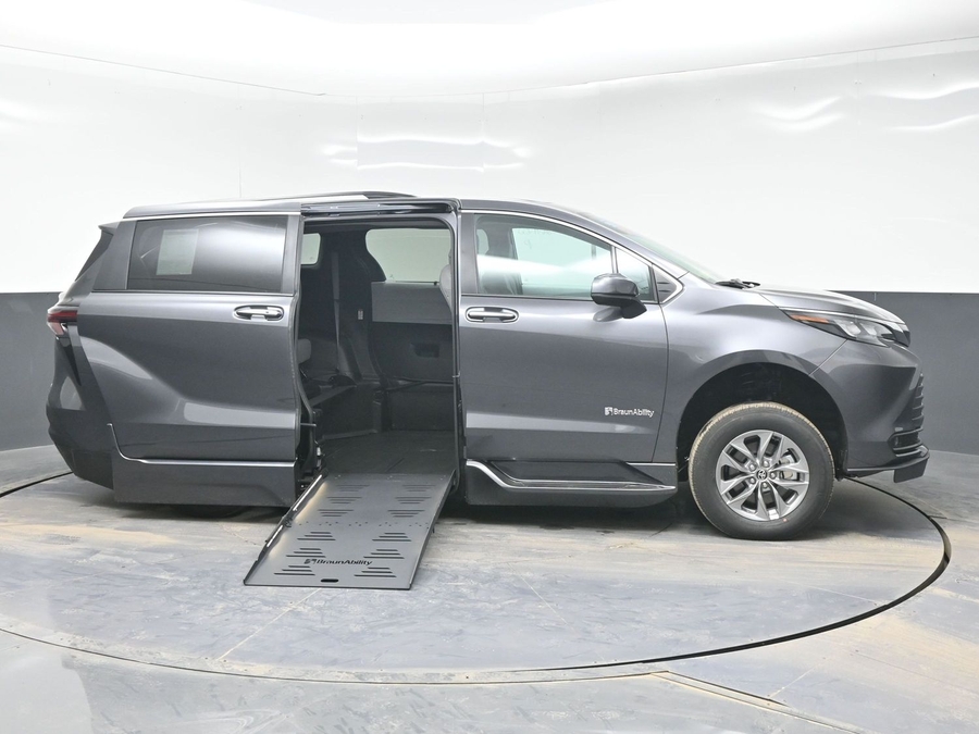 New 2025 Toyota Sienna Hybrid XLE Plus - BraunAbility Side Entry Entry Fold Out Automatic Ramp