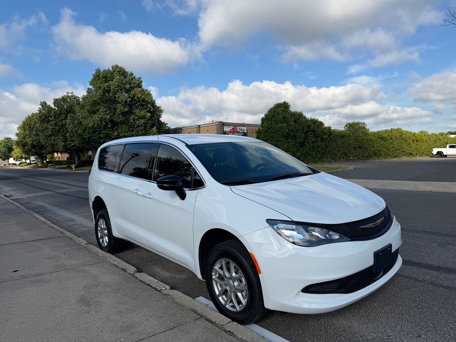White Chrysler Voyager image number 1