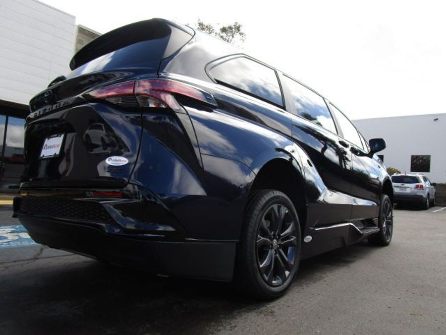 New 2025 Toyota Sienna Hybrid XSE Sport - BraunAbility Side Entry Entry Fold Out Automatic Ramp