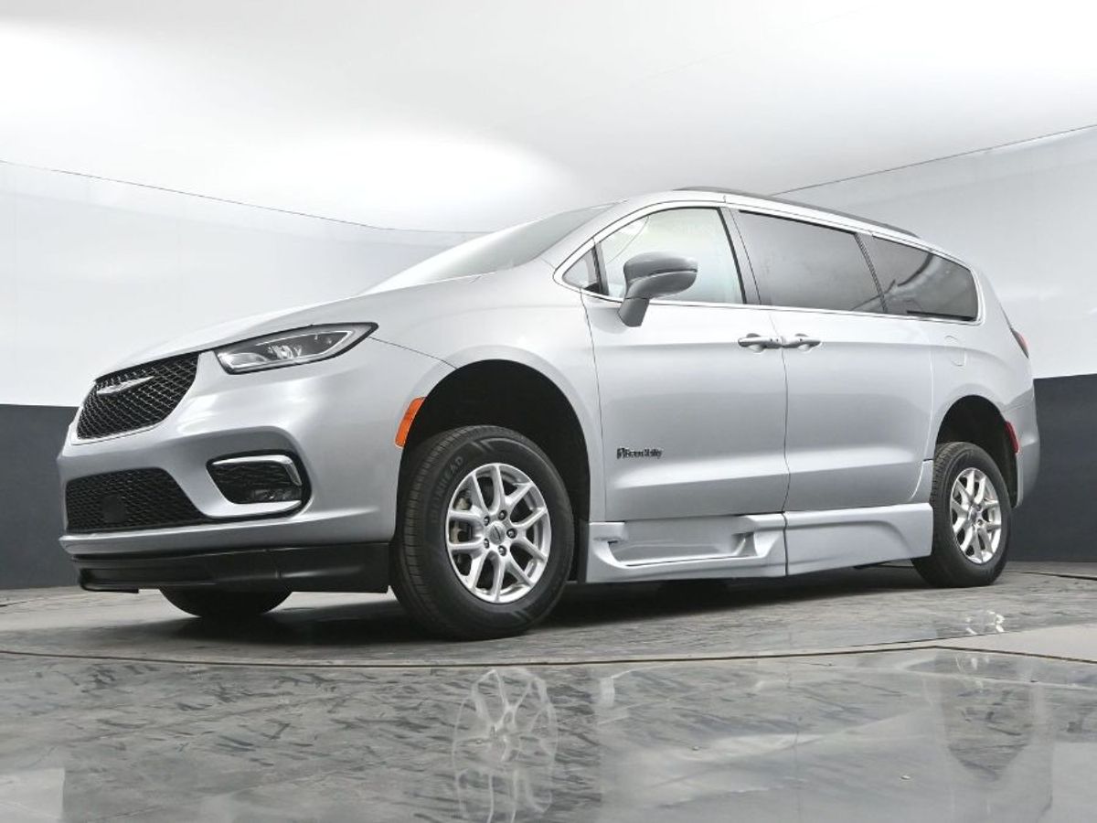 Silver Chrysler Pacifica image number 10