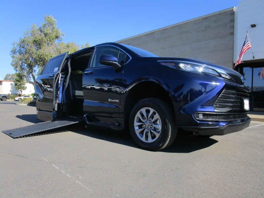 New 2025 Toyota Sienna Hybrid XLE Plus - BraunAbility Side Entry Entry In Floor Automatic Ramp