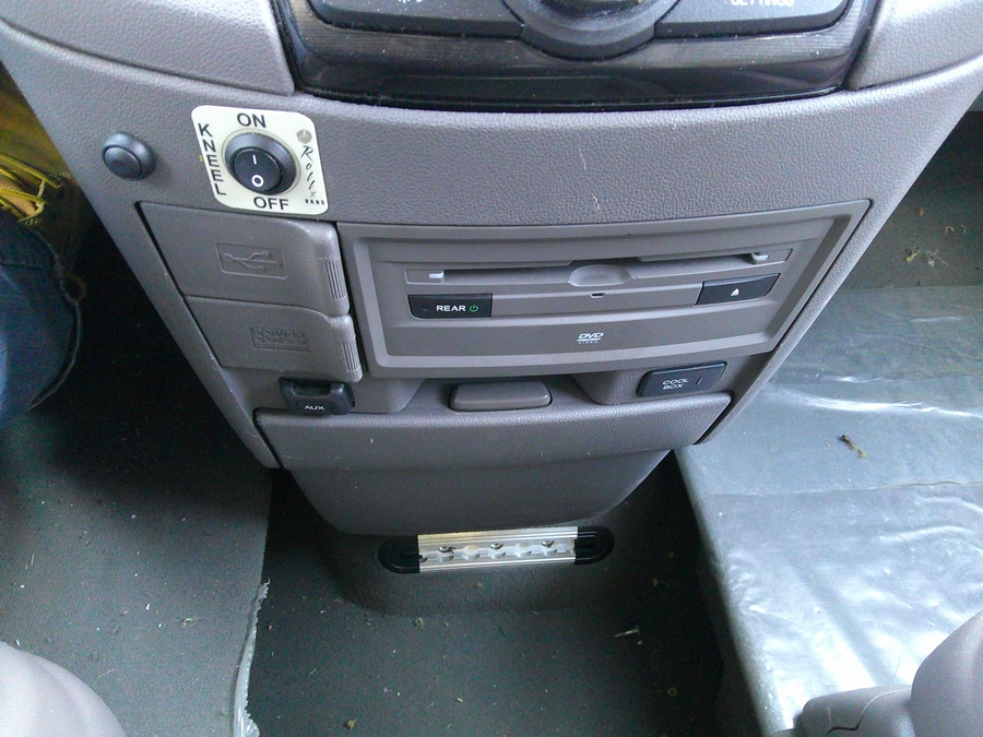 Silver Honda Odyssey image number 10