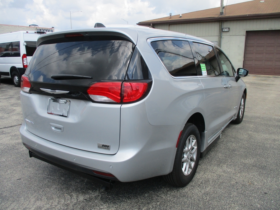 Silver Chrysler Voyager image number 3