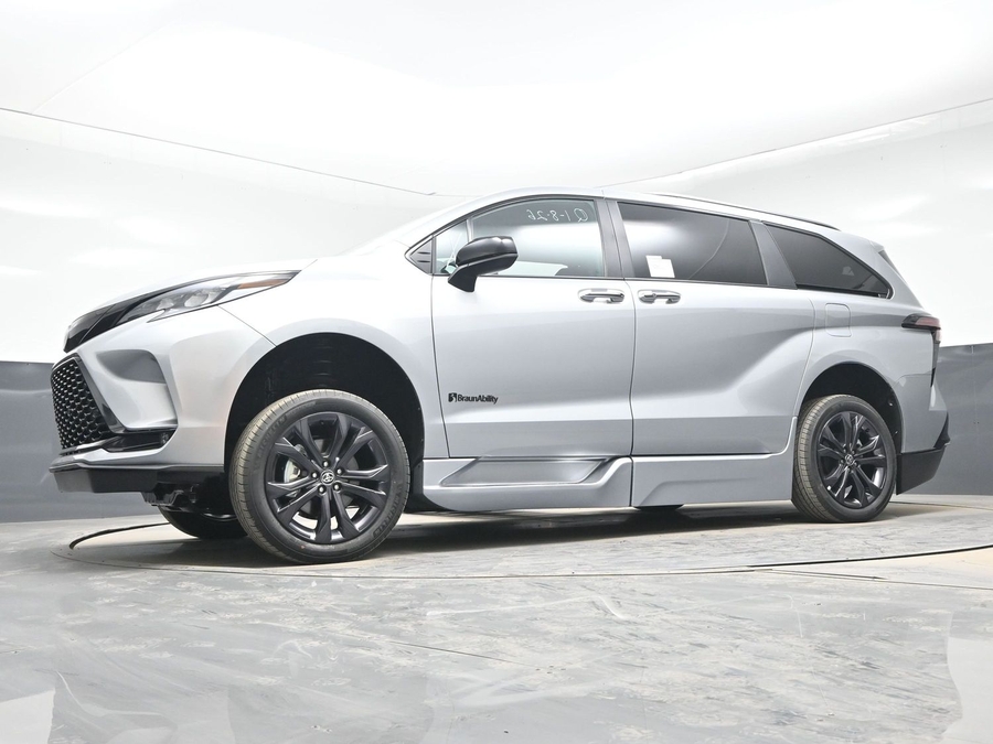 Silver Toyota Sienna image number 19