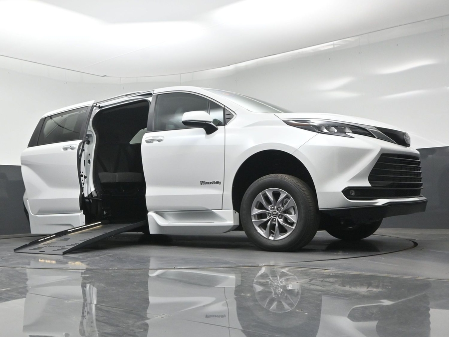 New 2026 Toyota Sienna Hybrid XLE Base - BraunAbility Side Entry Fold Out Automatic Ramp