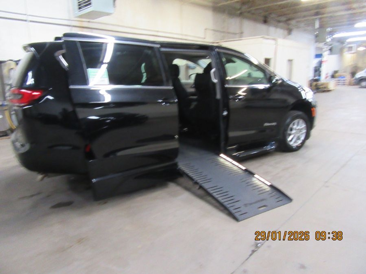 2024 CHRYSLER PACIFICA - Image 18