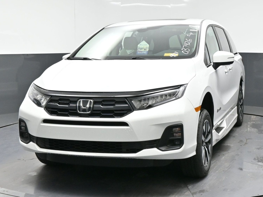 White Honda Odyssey image number 1