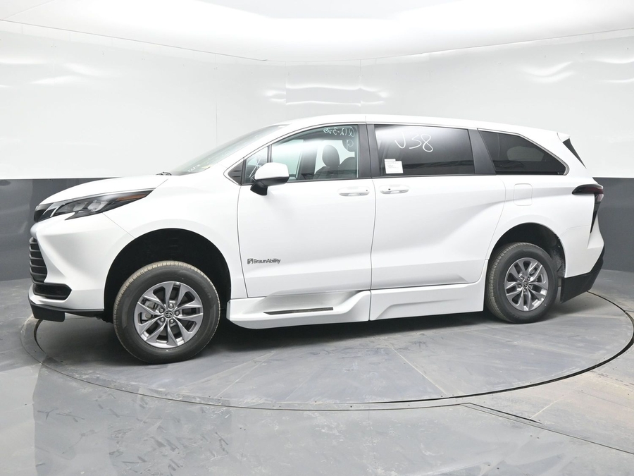 New 2025 Toyota Sienna Hybrid LE - BraunAbility Side Entry Entry Fold Out Automatic Ramp