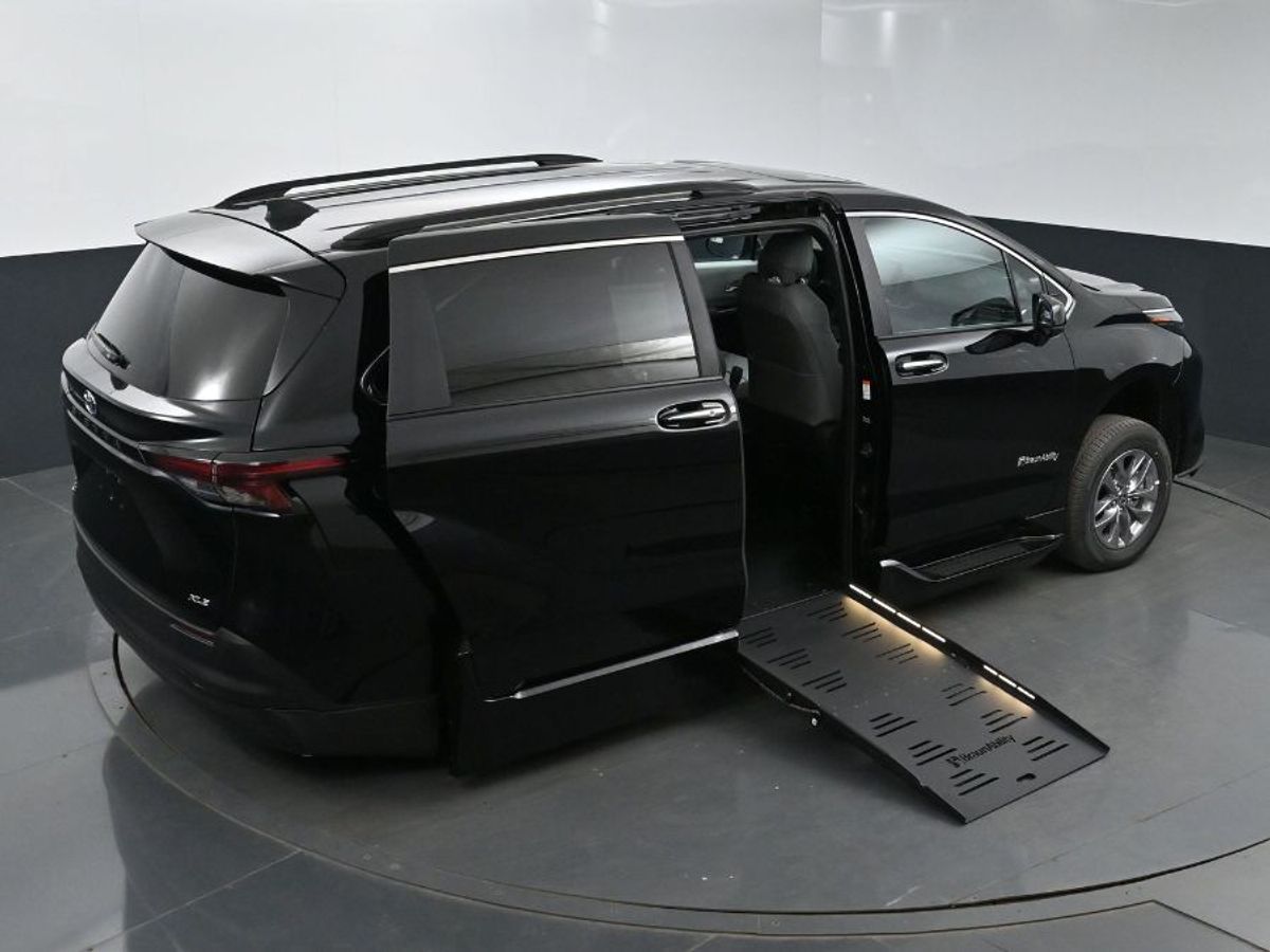 2025 TOYOTA SIENNA - Image 25