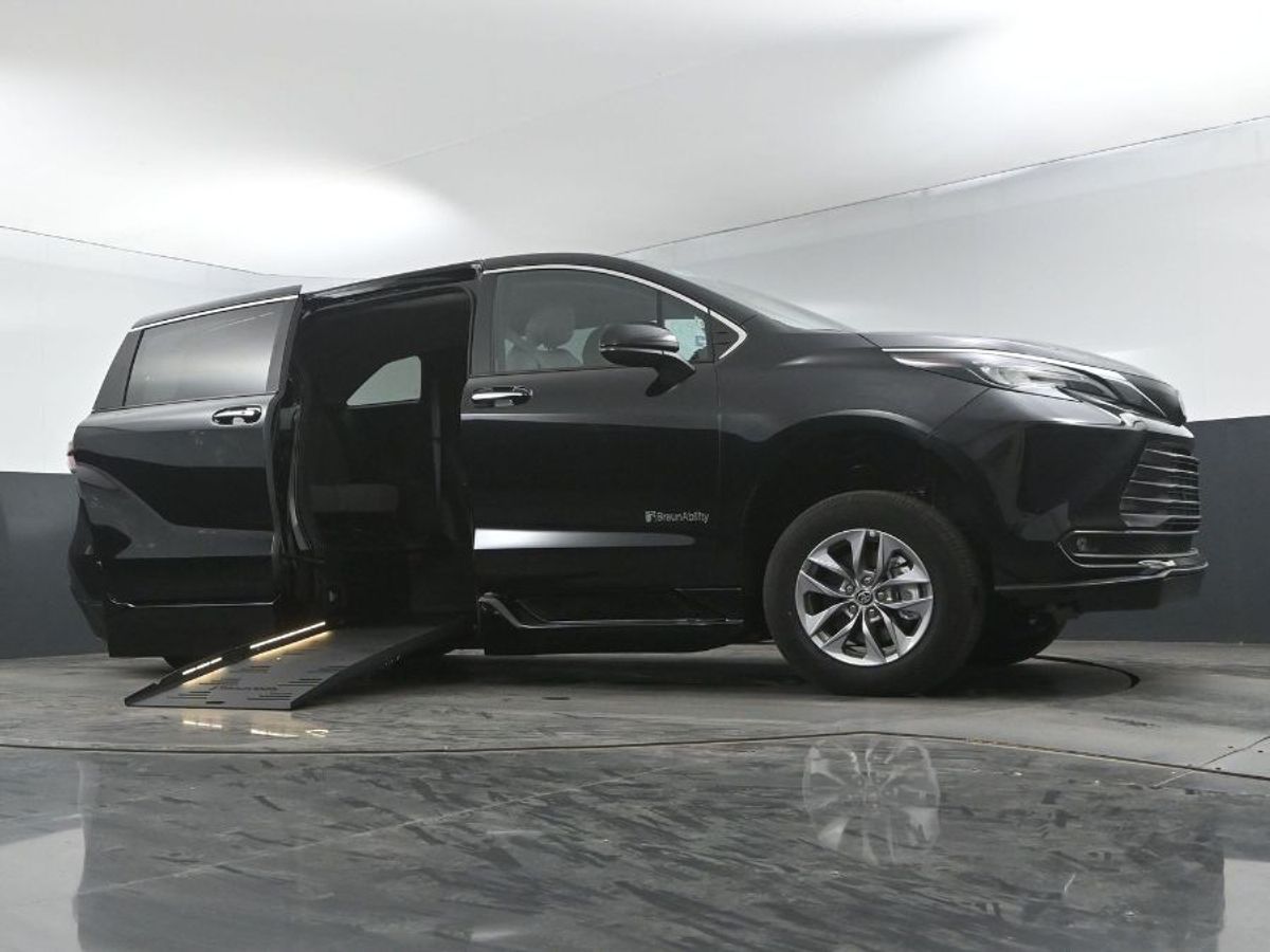 Black Toyota Sienna image number 18