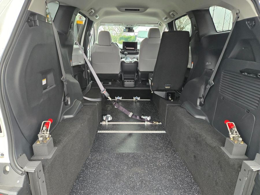 New 2025 Toyota Sienna Hybrid LE - Vantage Mobility Commercial Rear Entry Entry Fold Out Manual Ramp