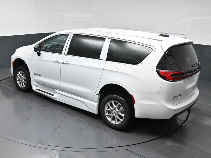 White Chrysler Pacifica image number 10