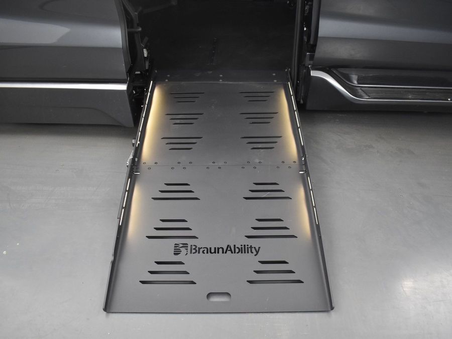 New 2025 Toyota Sienna Hybrid XLE Base - BraunAbility Side Entry Entry Fold Out Automatic Ramp