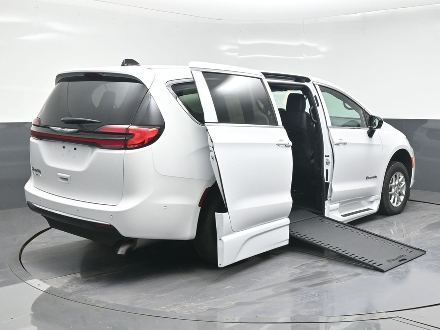New 2025 Chrysler Pacifica Select Safety - BraunAbility Side Entry Entry In Floor Automatic Ramp