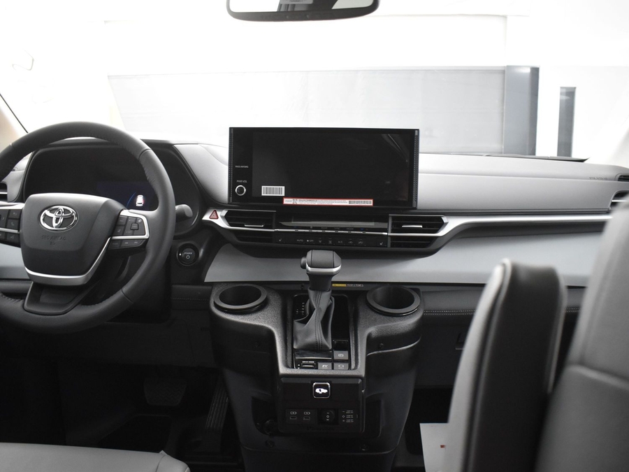 New 2025 Toyota Sienna Hybrid XLE Base - BraunAbility Side Entry Entry Fold Out Automatic Ramp