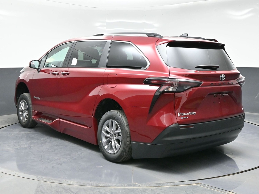 New 2026 Toyota Sienna Hybrid XLE Base - BraunAbility Side Entry In Floor Automatic Ramp