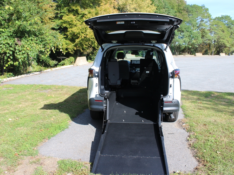 White Toyota Sienna image number 7