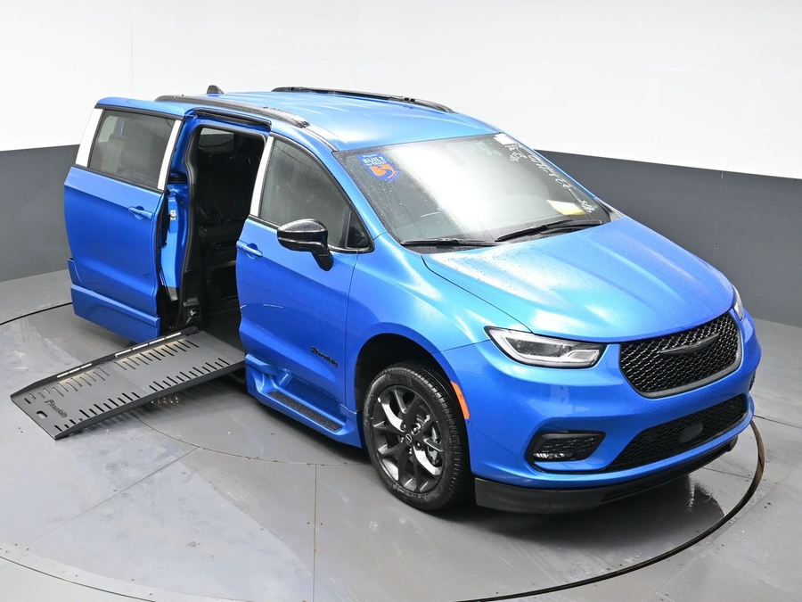 New 2026 Chrysler Pacifica Select Sport - BraunAbility Side Entry Entry Fold Out Automatic Ramp