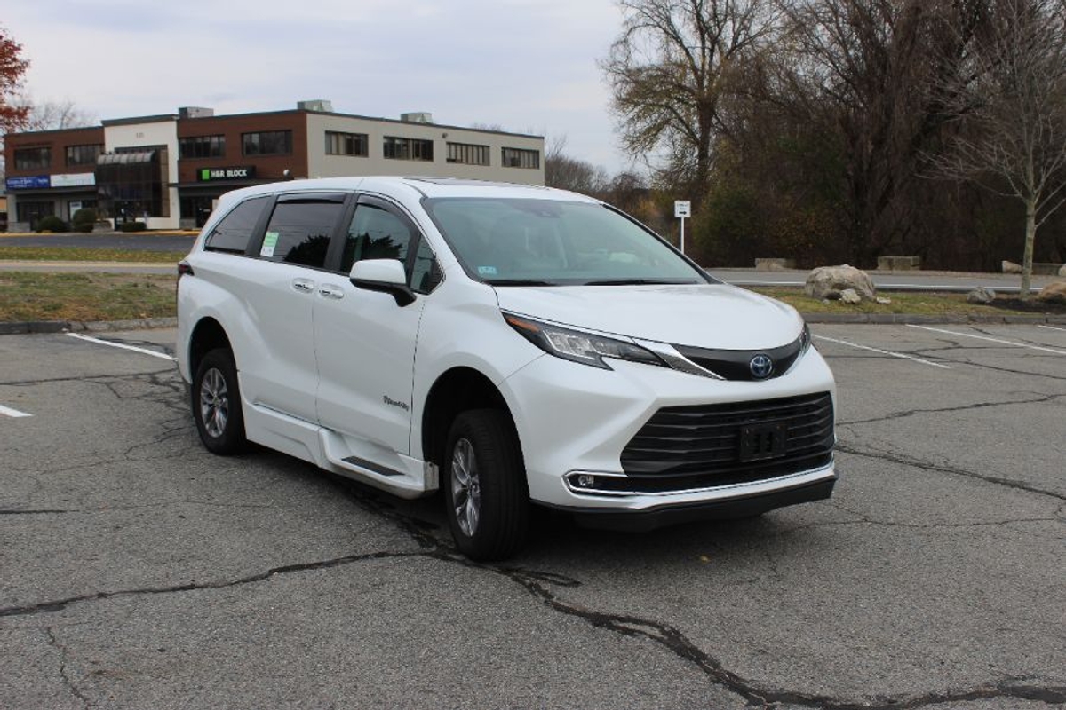 2023 TOYOTA SIENNA - Image 4