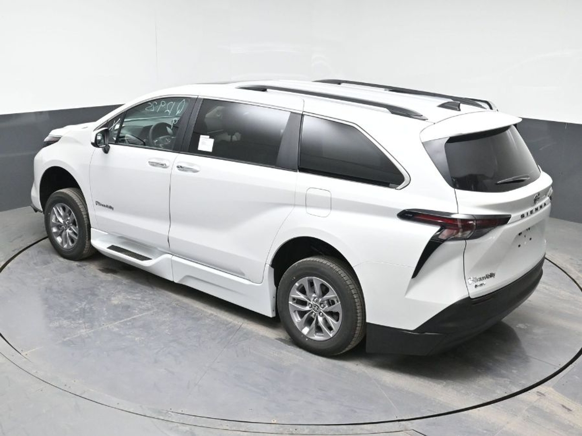 2025 TOYOTA SIENNA - Image 25