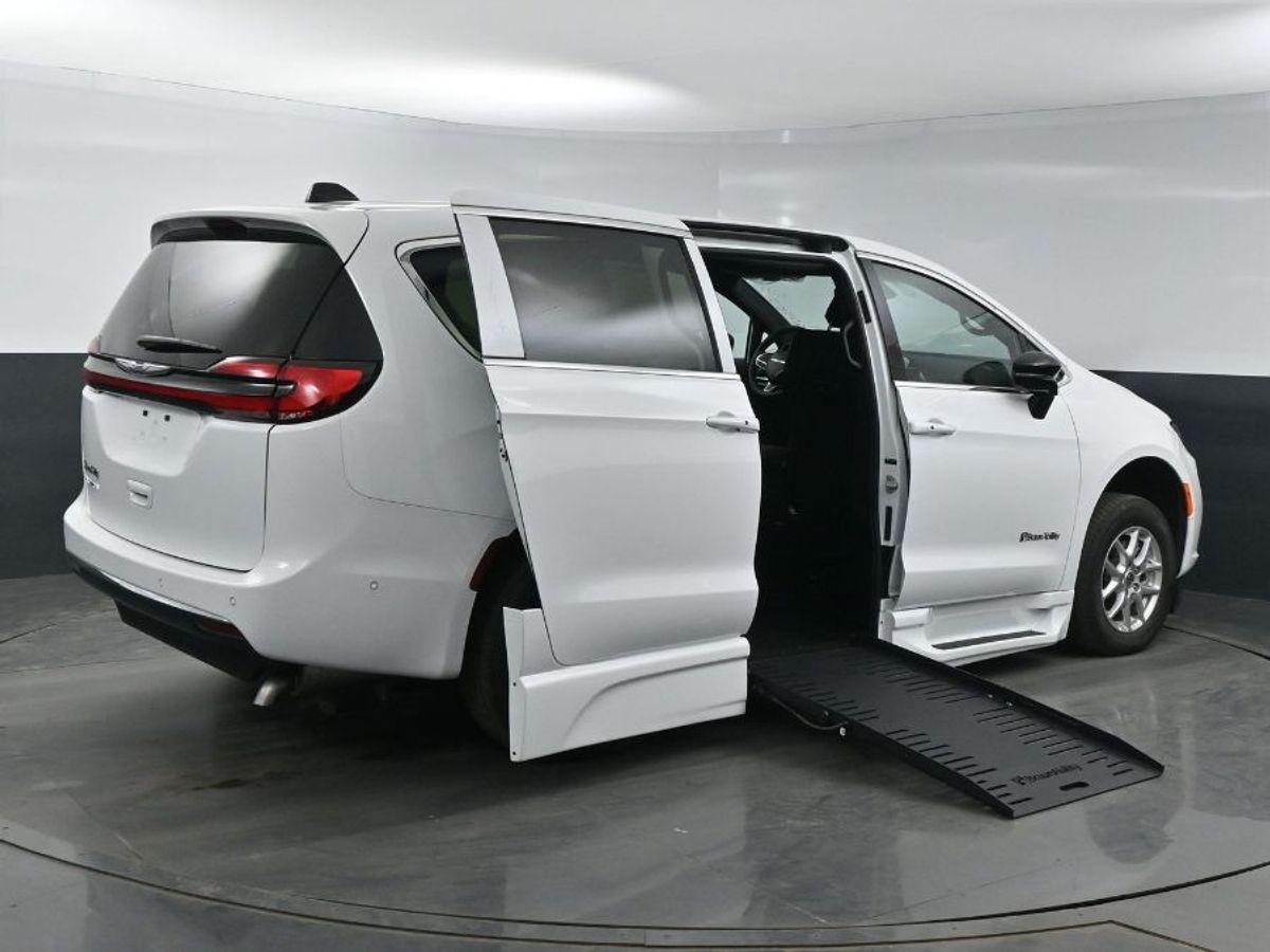2025 CHRYSLER PACIFICA - Image 24