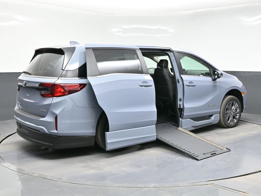 Grey Honda Odyssey image number 6