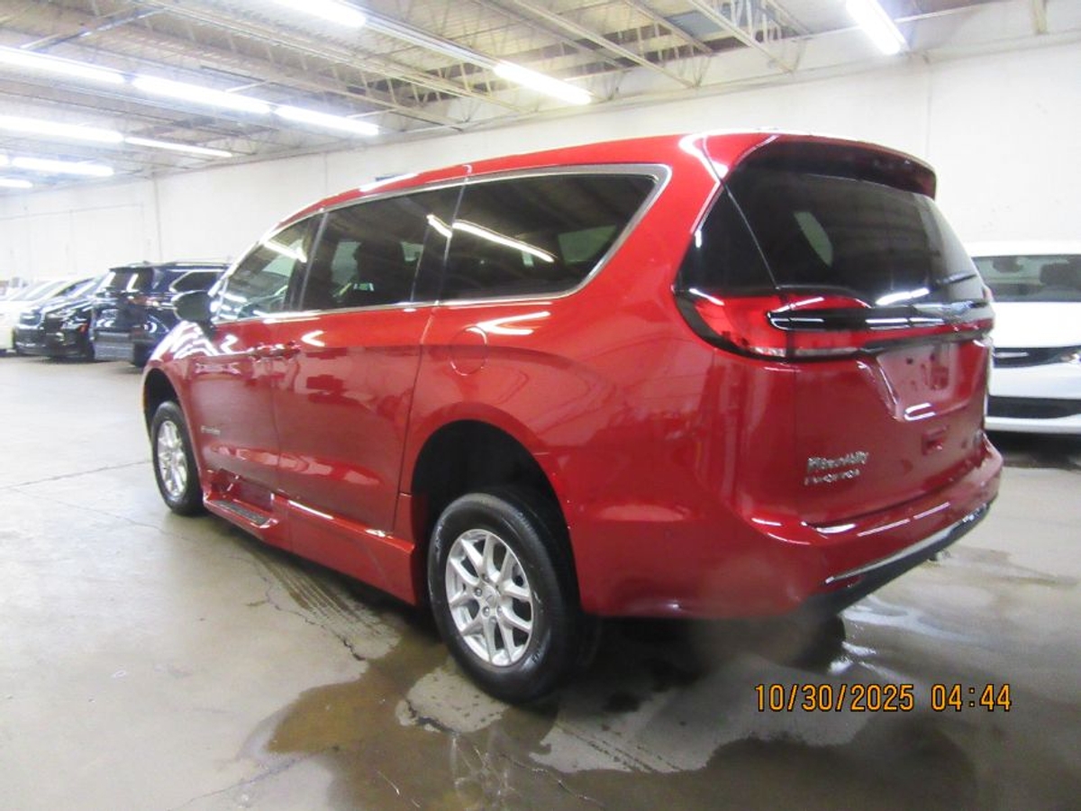 2025 CHRYSLER PACIFICA - Image 13