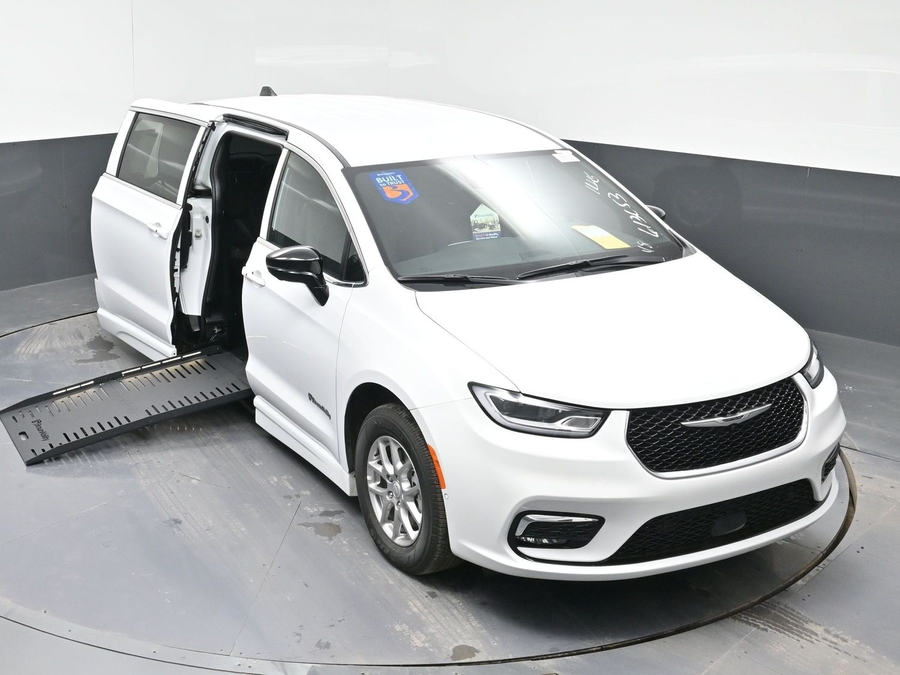 White Chrysler Pacifica image number 22