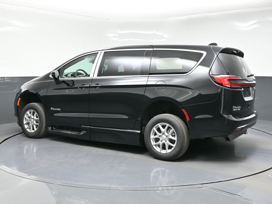 Black Chrysler Pacifica image number 3