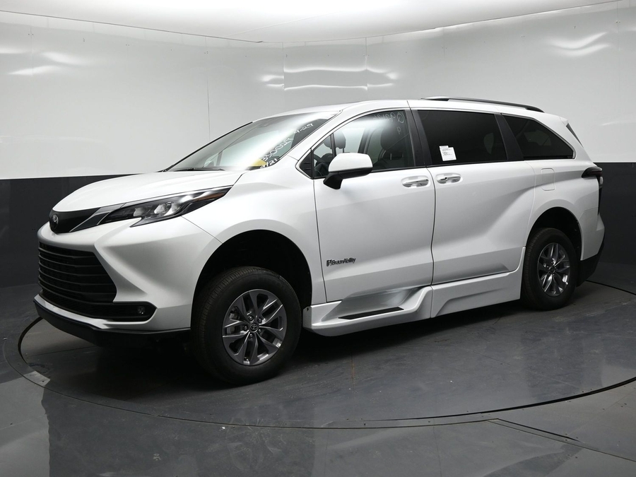 White Toyota Sienna image number 12