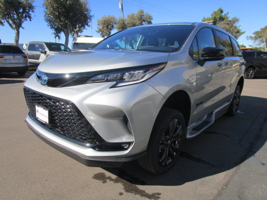 New 2025 Toyota Sienna Hybrid XSE - BraunAbility Side Entry Entry Fold Out Automatic Ramp