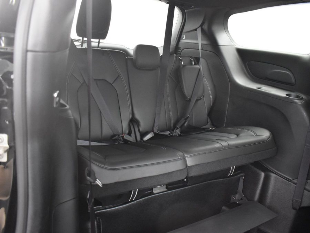 Black Chrysler Pacifica image number 9